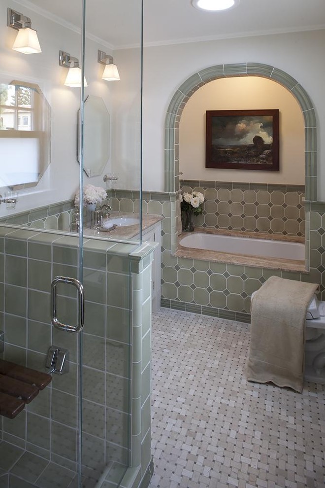 Idée de décoration pour une salle de bain tradition avec mosaïque.
