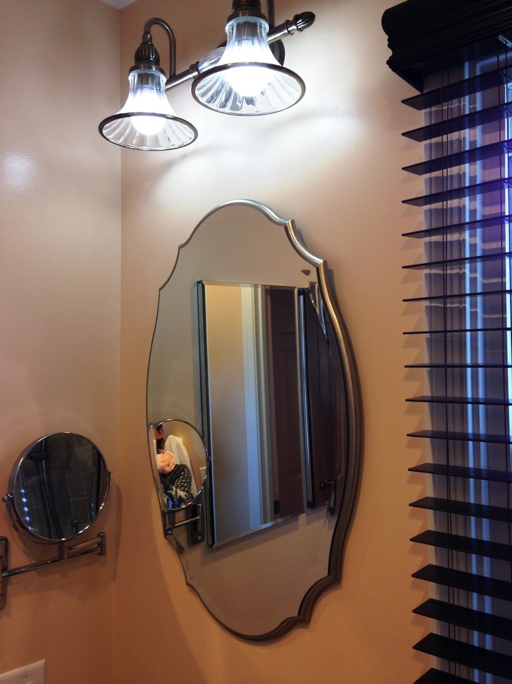Inredning av ett eklektiskt litet en-suite badrum, med ett undermonterad handfat, möbel-liknande, skåp i mörkt trä, granitbänkskiva, en kantlös dusch, en bidé, brun kakel, mosaik, rosa väggar och klinkergolv i porslin