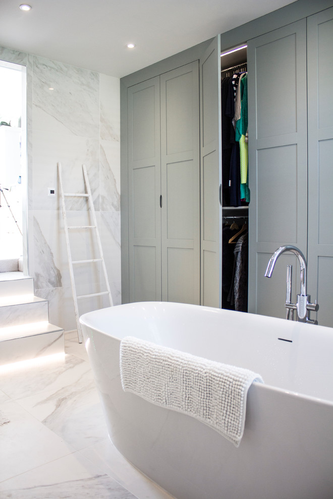 Пример оригинального дизайна: главная ванная комната среднего размера в современном стиле с отдельно стоящей ванной и серыми фасадами