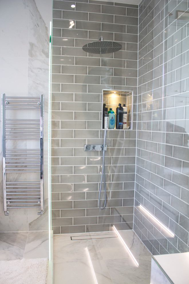 Пример оригинального дизайна: главная ванная комната среднего размера в современном стиле с отдельно стоящей ванной, открытым душем, инсталляцией, керамогранитной плиткой и серой плиткой