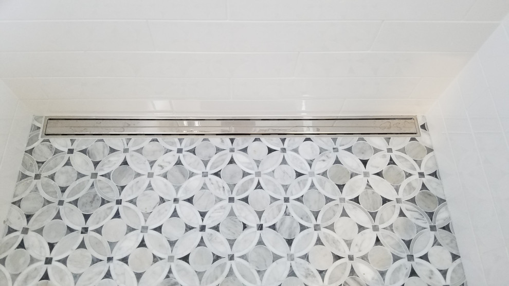 Пример оригинального дизайна: большая ванная комната в стиле модернизм с душем в нише, белой плиткой, плиткой кабанчик, мраморным полом, душевой кабиной, серым полом и душем с распашными дверями