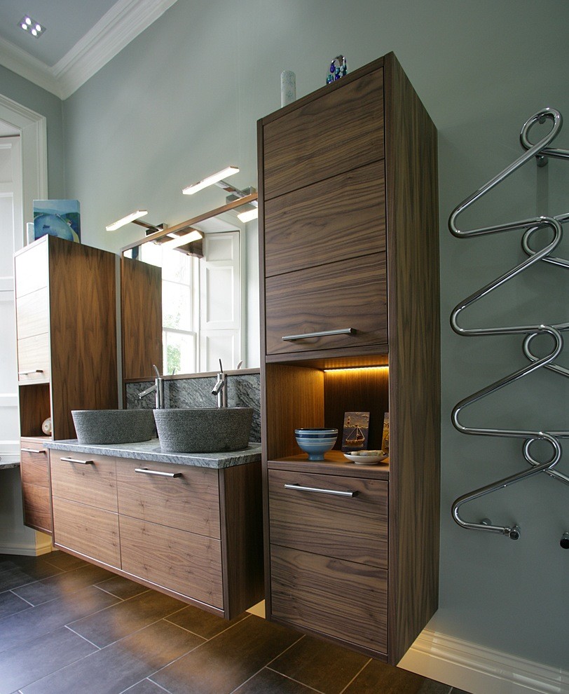 Пример оригинального дизайна: детская ванная комната в современном стиле с настольной раковиной, плоскими фасадами, синими стенами, темными деревянными фасадами и столешницей из гранита