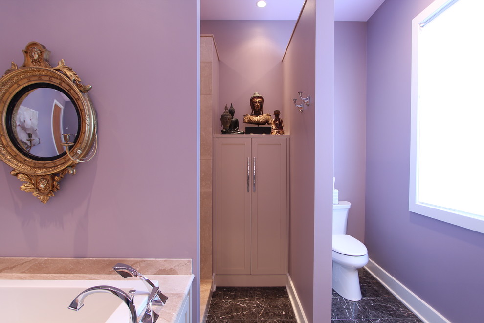 Idee per una grande stanza da bagno padronale boho chic con ante con riquadro incassato, ante beige, vasca da incasso, doccia aperta, WC a due pezzi, piastrelle marroni, piastrelle in pietra, pareti viola, pavimento in marmo, lavabo sottopiano e top in marmo