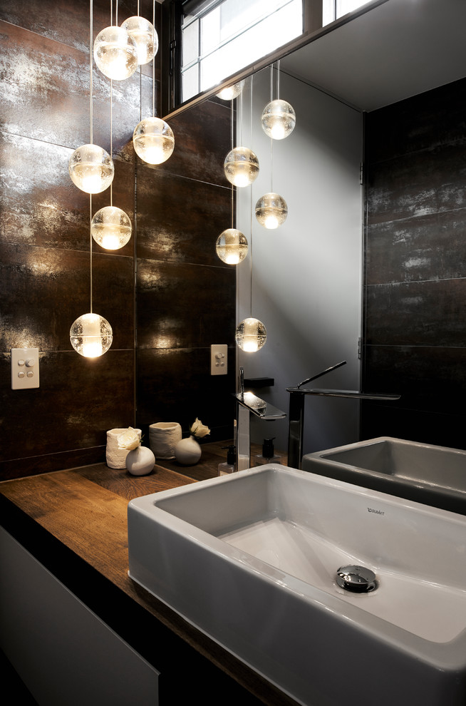 Idee per una stanza da bagno contemporanea di medie dimensioni con ante lisce, ante bianche, piastrelle in metallo, lavabo a bacinella e top in legno