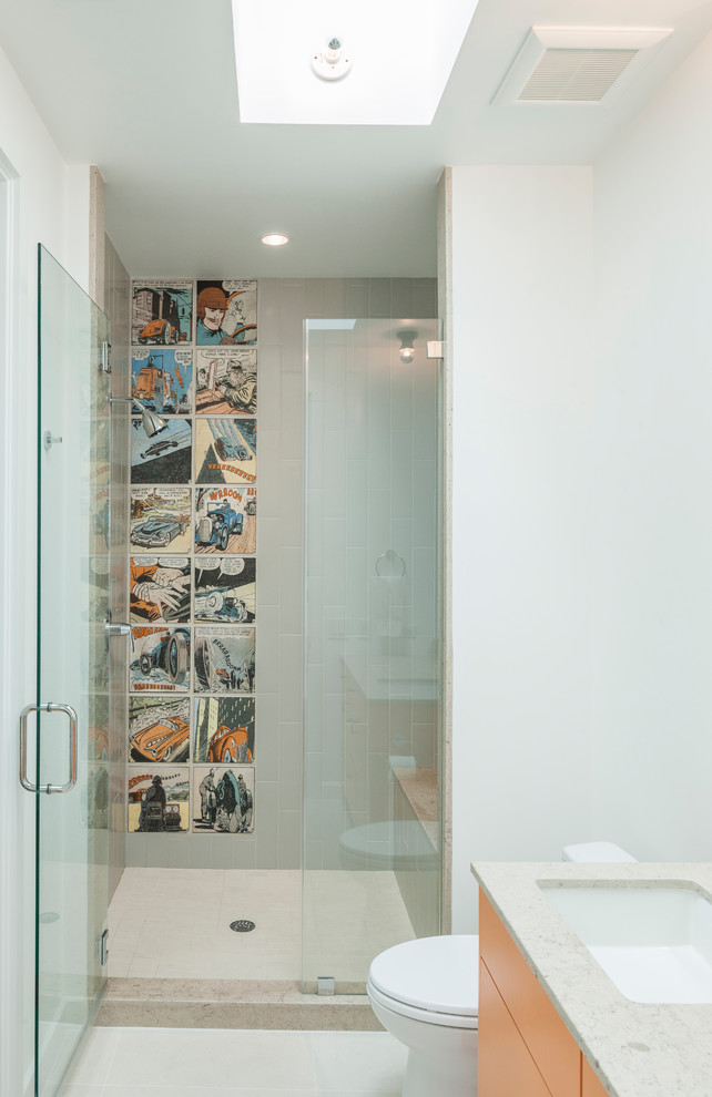 Esempio di una piccola stanza da bagno per bambini minimalista con ante lisce, ante arancioni, piastrelle beige e lavabo sottopiano