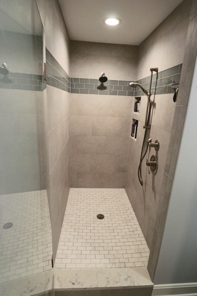 Mittelgroßes Klassisches Badezimmer mit Duschnische, braunen Fliesen, Porzellanfliesen, grauer Wandfarbe, Porzellan-Bodenfliesen, weißem Boden und Falttür-Duschabtrennung in Louisville