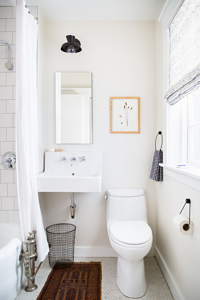 Exempel på ett litet maritimt badrum, med ett badkar i en alkov, en dusch/badkar-kombination, en toalettstol med hel cisternkåpa, vit kakel, vita väggar, ett väggmonterat handfat, vitt golv och dusch med duschdraperi