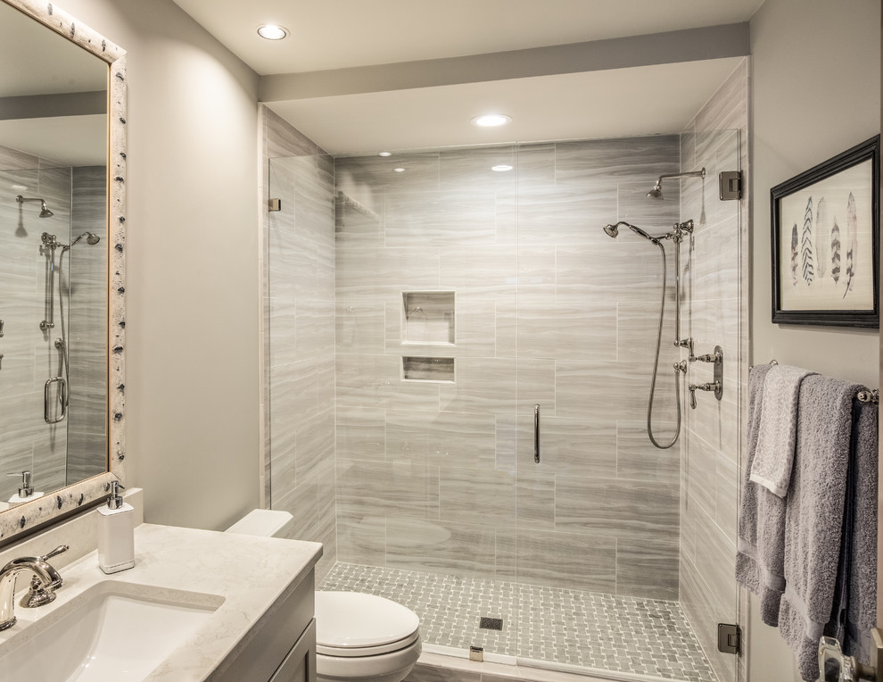シャーロットにある高級な中くらいなラスティックスタイルのおしゃれなバスルーム (浴槽なし) (コーナー設置型シャワー、オーバーカウンターシンク、開き戸のシャワー) の写真
