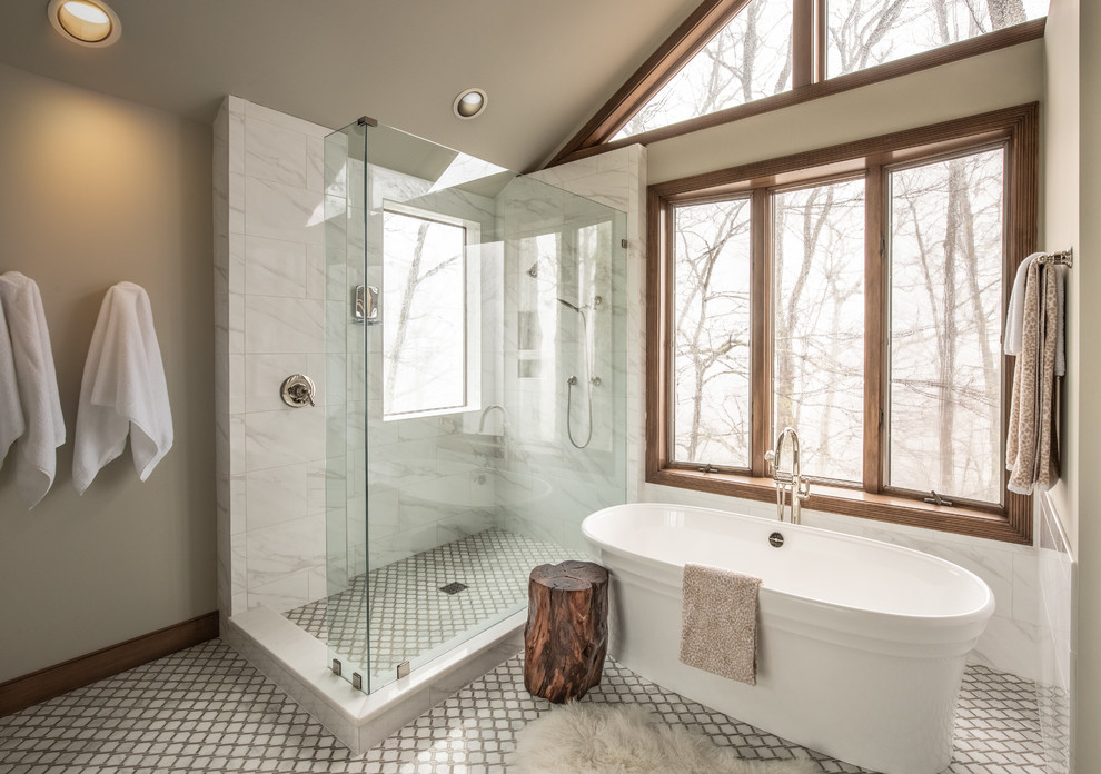 シャーロットにある高級な広いラスティックスタイルのおしゃれなマスターバスルーム (置き型浴槽、コーナー設置型シャワー、オープンシャワー) の写真