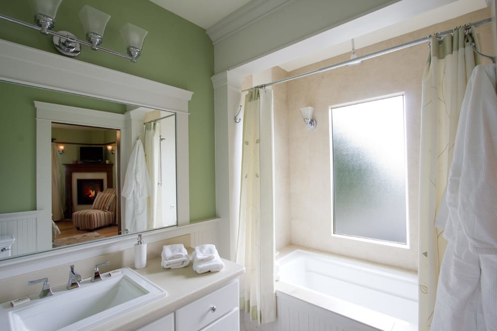 Idéer för mellanstora amerikanska en-suite badrum, med släta luckor, vita skåp, ett platsbyggt badkar, en dusch i en alkov, en toalettstol med separat cisternkåpa, beige kakel, porslinskakel, gröna väggar, klinkergolv i porslin, ett nedsänkt handfat, bänkskiva i kvarts, beiget golv och dusch med duschdraperi