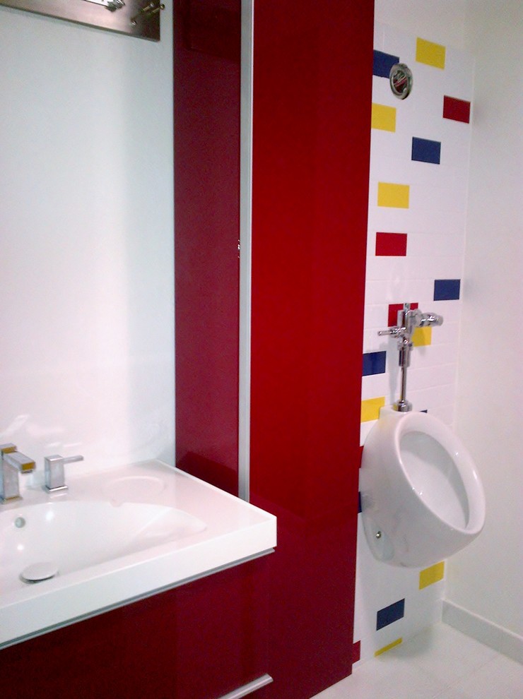 Пример оригинального дизайна: ванная комната среднего размера в современном стиле с красными фасадами, душем над ванной, писсуаром, разноцветной плиткой, плиткой кабанчик, разноцветными стенами и мраморным полом