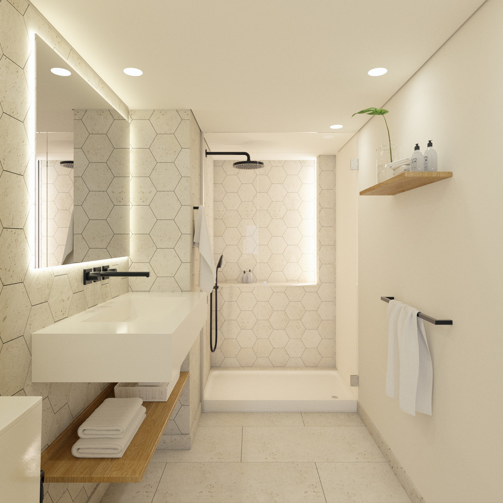 Modern inredning av ett litet badrum, med luckor med glaspanel, en vägghängd toalettstol, kakelplattor, vita väggar, kalkstensgolv, ett väggmonterat handfat, beiget golv och dusch med gångjärnsdörr