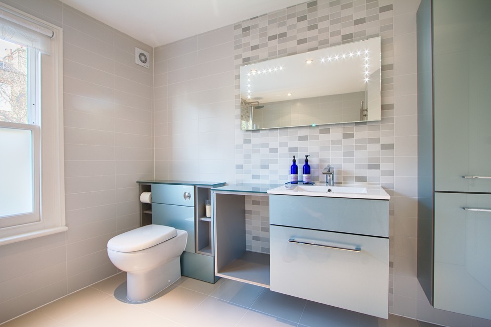 Exempel på ett modernt badrum, med en öppen dusch