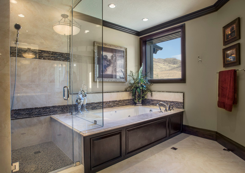 Стильный дизайн: большая главная ванная комната в классическом стиле с полновстраиваемой ванной, душем в нише, коричневой плиткой, стеклянной плиткой, бежевыми стенами, полом из керамической плитки, бежевым полом и душем с распашными дверями - последний тренд