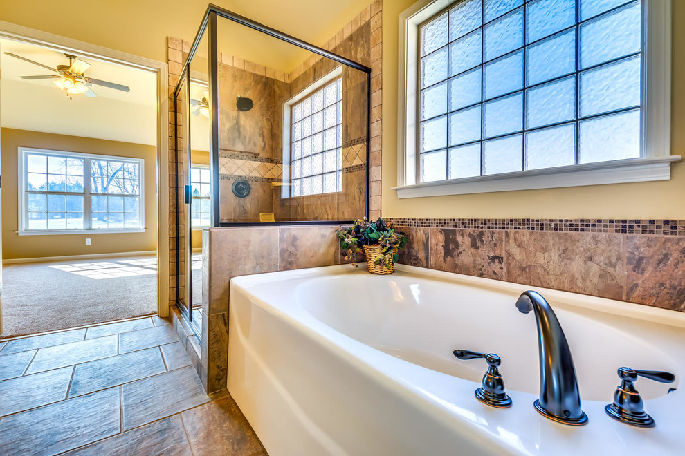 Foto di una stanza da bagno classica di medie dimensioni con vasca ad alcova, doccia ad angolo, pareti beige e porta doccia a battente