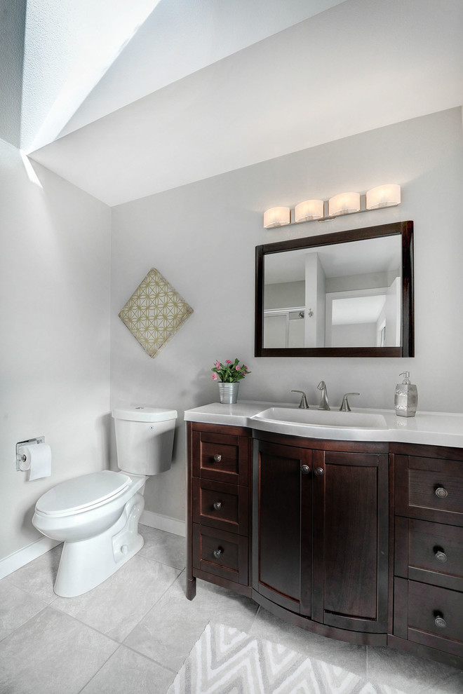 На фото: ванная комната среднего размера в стиле неоклассика (современная классика) с душевой кабиной