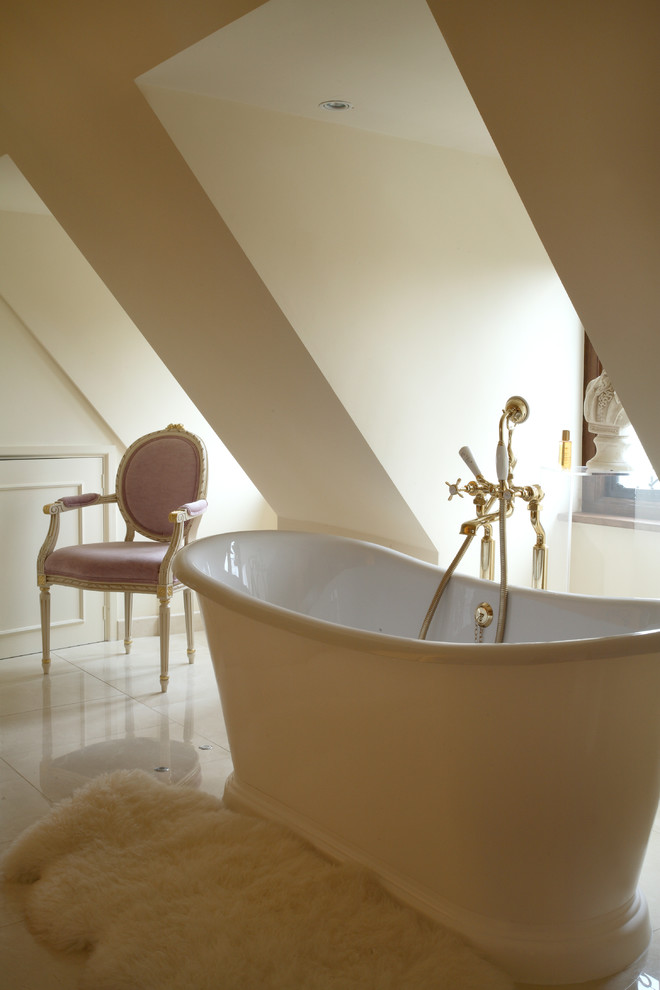 Immagine di una grande stanza da bagno contemporanea con vasca freestanding