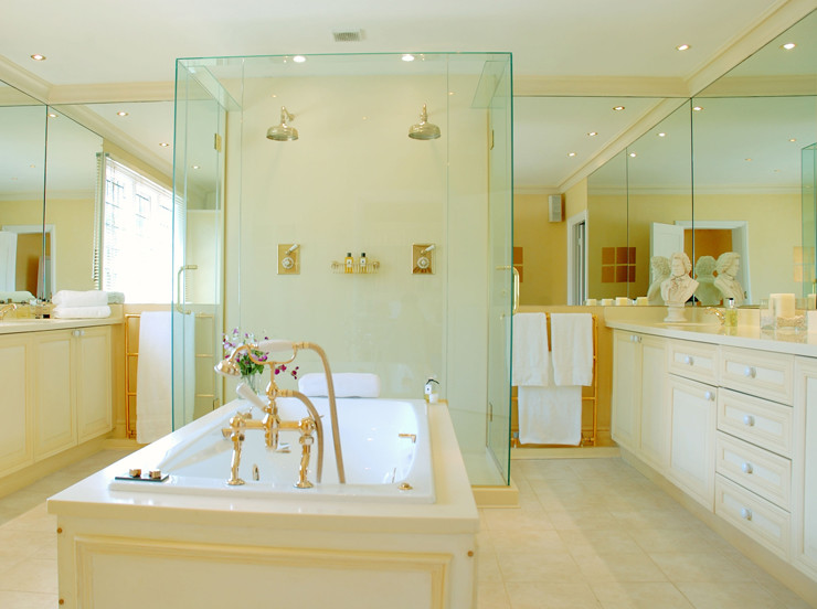 Immagine di una grande stanza da bagno padronale contemporanea con lavabo integrato, ante a filo, top in superficie solida, vasca da incasso e doccia doppia