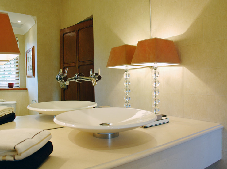 На фото: большая ванная комната в современном стиле с фасадами с декоративным кантом и столешницей из известняка