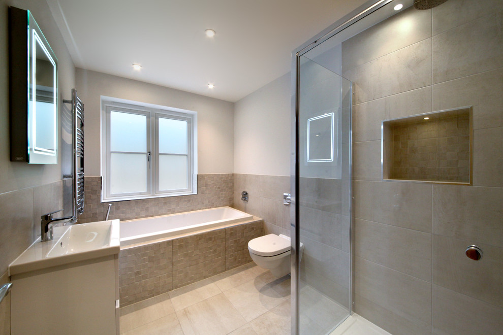 Inspiration för mellanstora moderna en-suite badrum, med en vägghängd toalettstol, flerfärgad kakel, grå väggar och klinkergolv i keramik