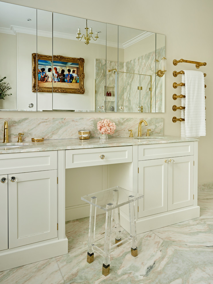 На фото: ванная комната в классическом стиле с фасадами в стиле шейкер, белыми фасадами, бежевыми стенами, врезной раковиной, разноцветным полом и бежевой столешницей