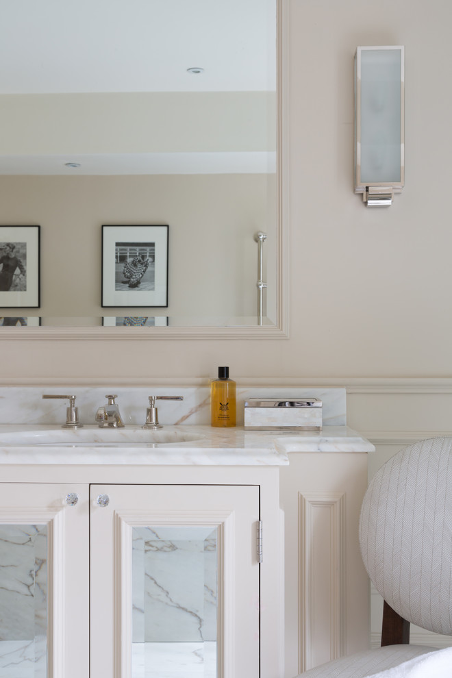 Exempel på ett stort klassiskt beige beige badrum, med skåp i shakerstil, vita skåp, ett platsbyggt badkar, en öppen dusch, en toalettstol med separat cisternkåpa, vit kakel, stenkakel, vita väggar, marmorgolv, ett integrerad handfat, marmorbänkskiva och med dusch som är öppen