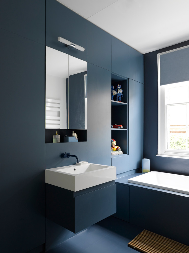 На фото: детская ванная комната в современном стиле с плоскими фасадами, синими фасадами, накладной ванной, синими стенами, подвесной раковиной и синим полом
