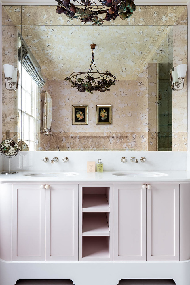 Свежая идея для дизайна: ванная комната в классическом стиле с врезной раковиной, белой столешницей и фасадами в стиле шейкер - отличное фото интерьера