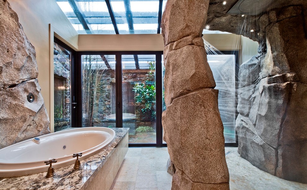 Пример оригинального дизайна: большая главная ванная комната в стиле рустика с столешницей из гранита, накладной ванной, открытым душем, каменной плиткой и полом из известняка