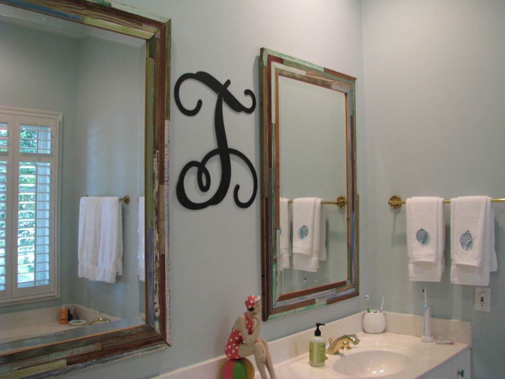 Esempio di una stanza da bagno padronale shabby-chic style di medie dimensioni con ante con bugna sagomata, ante bianche, vasca da incasso, pareti blu e lavabo da incasso