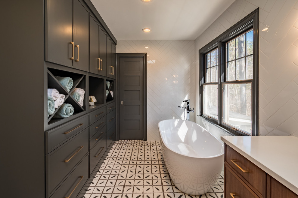 Идея дизайна: главная ванная комната в современном стиле с керамогранитной плиткой, столешницей из искусственного кварца и белой столешницей