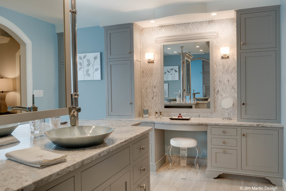 Klassisk inredning av ett stort en-suite badrum, med ett platsbyggt badkar, en öppen dusch, en toalettstol med separat cisternkåpa och klinkergolv i keramik