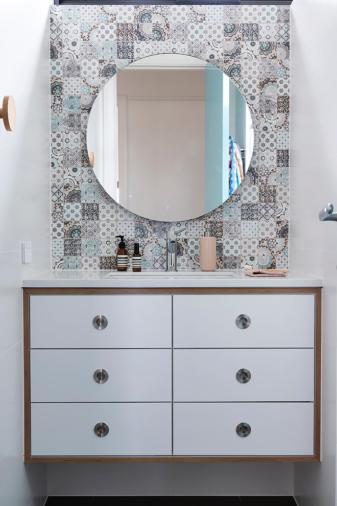 Foto di una stanza da bagno con doccia moderna con ante lisce, ante in legno scuro, pareti bianche, lavabo sottopiano, top in quarzo composito e top bianco