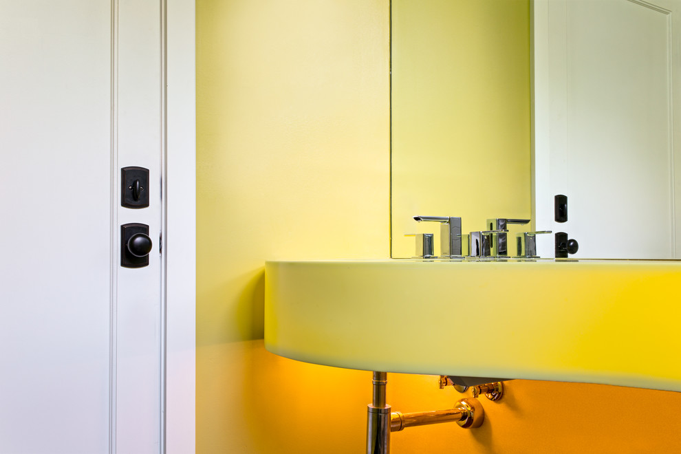 Diseño de cuarto de baño de estilo americano con lavabo bajoencimera, ducha abierta, baldosas y/o azulejos blancos y baldosas y/o azulejos de cemento