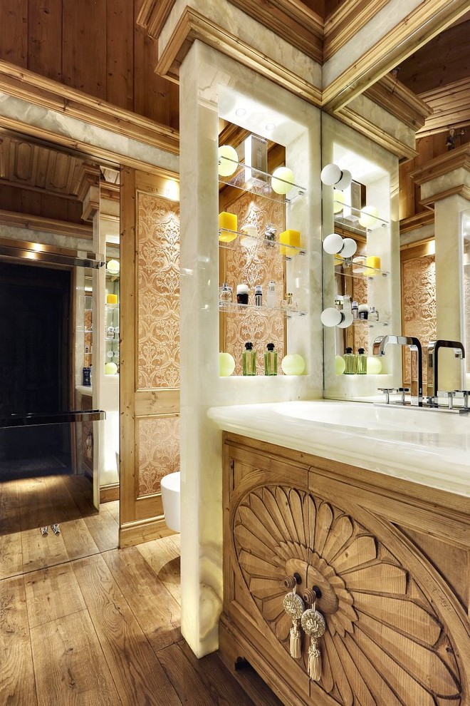 Ispirazione per una stanza da bagno tradizionale con ante in legno scuro e pavimento in legno massello medio
