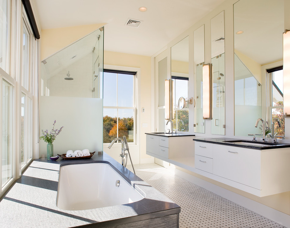 Diseño de cuarto de baño contemporáneo con lavabo bajoencimera, armarios con paneles lisos, puertas de armario blancas, bañera encastrada sin remate, ducha esquinera, paredes beige y suelo con mosaicos de baldosas