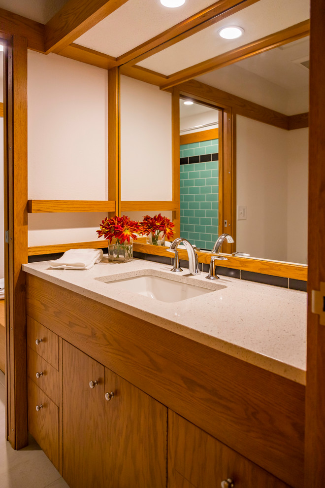 Cette photo montre une petite salle de bain principale craftsman en bois brun avec un placard à porte plane, une baignoire en alcôve, un combiné douche/baignoire, un carrelage noir, des carreaux de céramique, un lavabo encastré, un plan de toilette en quartz modifié et une cabine de douche avec un rideau.