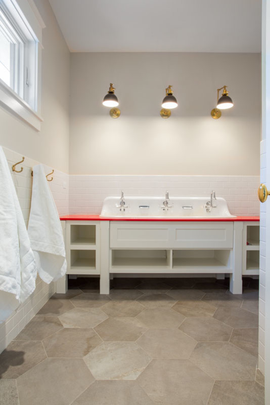 Свежая идея для дизайна: детская ванная комната среднего размера в современном стиле с открытыми фасадами, белыми фасадами, белой плиткой, плиткой кабанчик, раковиной с несколькими смесителями, столешницей из искусственного камня и красной столешницей - отличное фото интерьера