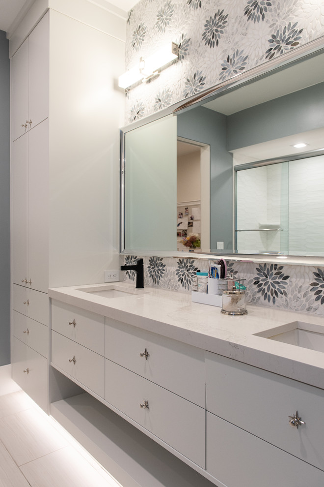 Inredning av ett modernt mellanstort vit vitt badrum, med släta luckor, vita skåp, en dusch i en alkov, blå kakel, grå kakel, vit kakel, mosaik, blå väggar, klinkergolv i porslin, ett undermonterad handfat, bänkskiva i kvarts, grått golv och dusch med skjutdörr