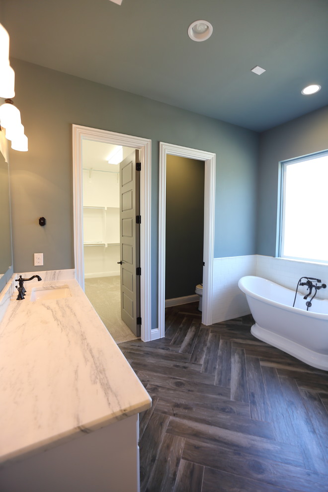 Foto på ett mellanstort lantligt en-suite badrum, med grå skåp och marmorbänkskiva