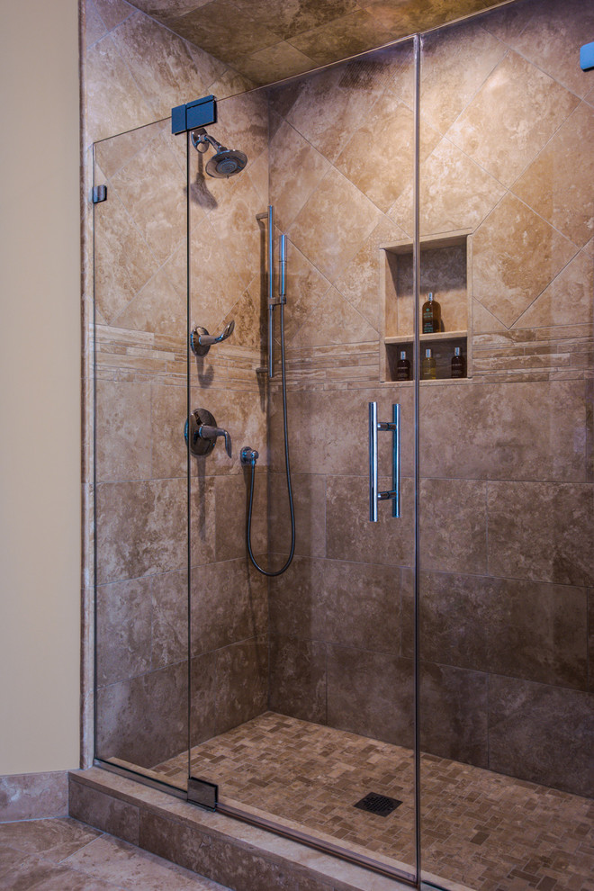 Exempel på ett stort klassiskt en-suite badrum, med luckor med upphöjd panel, skåp i mörkt trä, ett fristående badkar, en dusch i en alkov, beige kakel, kakelplattor, beige väggar, travertin golv, ett undermonterad handfat, bänkskiva i akrylsten, beiget golv och dusch med gångjärnsdörr