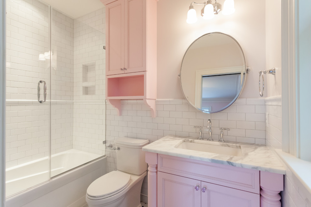 Стильный дизайн: детская ванная комната в стиле кантри с фасадами островного типа, ванной в нише, душем над ванной, раздельным унитазом, белой плиткой, плиткой кабанчик, розовыми стенами, врезной раковиной, мраморной столешницей, белым полом, душем с распашными дверями и серой столешницей - последний тренд