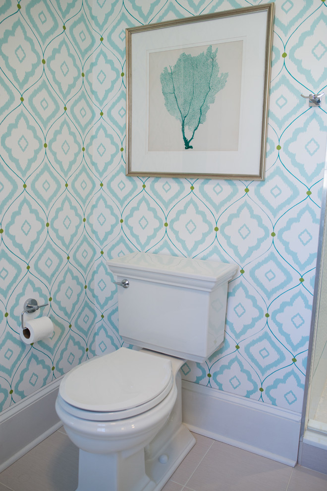Inspiration för små klassiska toaletter, med ett undermonterad handfat, luckor med profilerade fronter, vita skåp, bänkskiva i kvarts, en toalettstol med separat cisternkåpa, vit kakel, porslinskakel, blå väggar och klinkergolv i porslin