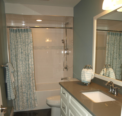 Inspiration för ett mellanstort funkis badrum med dusch, med luckor med upphöjd panel, vita skåp, ett fristående badkar, en dusch/badkar-kombination, en toalettstol med hel cisternkåpa, grå kakel, cementkakel, blå väggar, klinkergolv i keramik, ett undermonterad handfat och bänkskiva i kvartsit