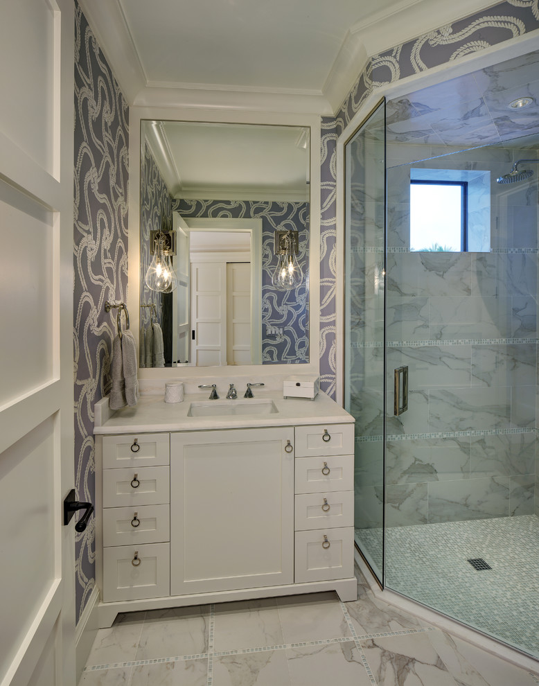 Идея дизайна: большая главная ванная комната в стиле неоклассика (современная классика) с фасадами в стиле шейкер, белыми фасадами, душем без бортиков, унитазом-моноблоком, черно-белой плиткой, серой плиткой, каменной плиткой, синими стенами, полом из керамогранита, врезной раковиной и мраморной столешницей