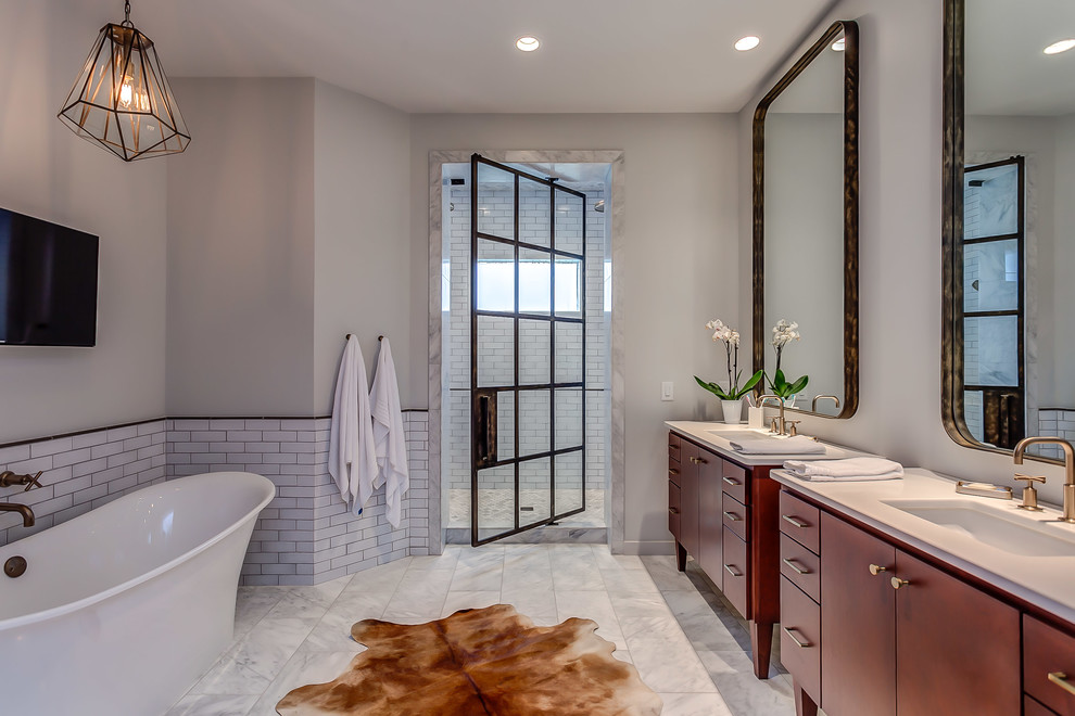 На фото: ванная комната в современном стиле с красными фасадами, отдельно стоящей ванной, душем в нише, белой плиткой, плиткой кабанчик, белыми стенами, врезной раковиной, душем с распашными дверями и плоскими фасадами с