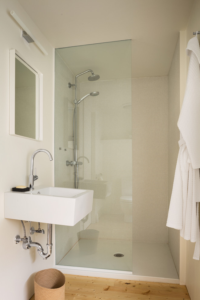 Foto de cuarto de baño rural con lavabo suspendido, ducha empotrada, paredes blancas, suelo de madera clara y aseo y ducha