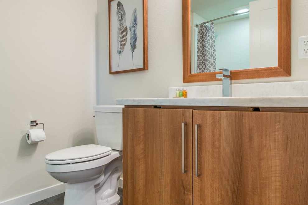 Exemple d'une petite salle de bain tendance en bois brun avec un placard à porte plane, WC séparés et un plan de toilette en quartz modifié.