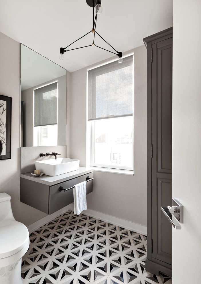 На фото: ванная комната в современном стиле с плоскими фасадами, серыми фасадами, бежевыми стенами и настольной раковиной с