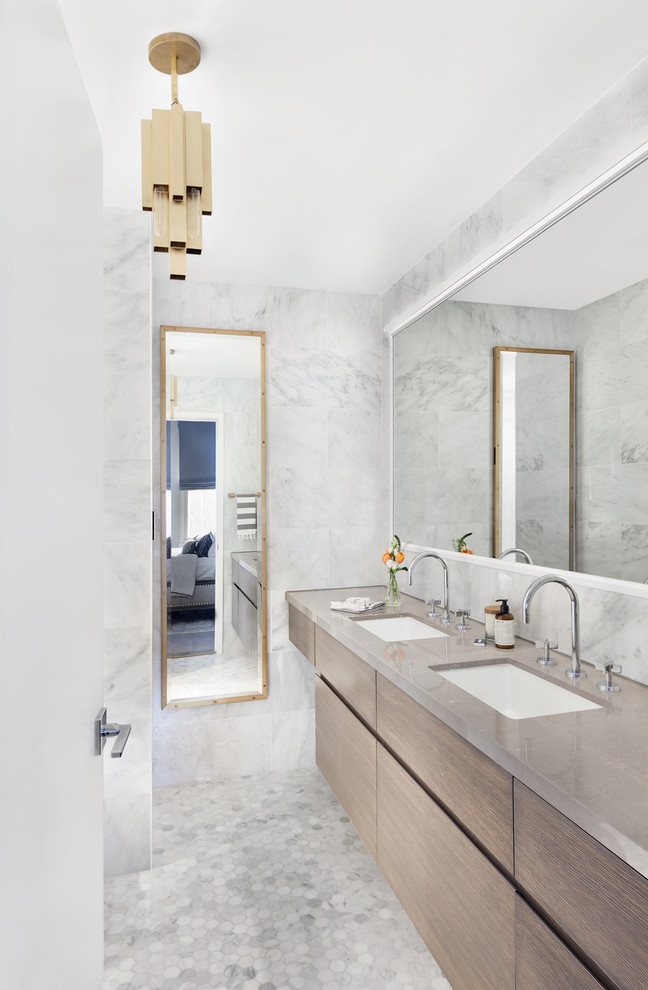Идея дизайна: ванная комната в современном стиле с плоскими фасадами, темными деревянными фасадами, серыми стенами, полом из мозаичной плитки и врезной раковиной